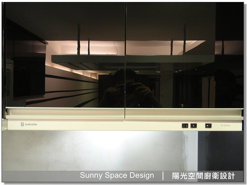 水晶門板與崁燈質感細節