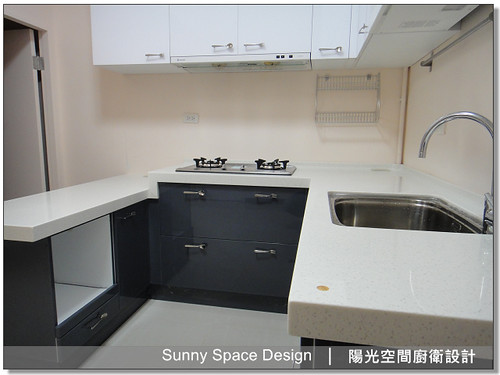 刀叉造型把手與水晶門板細節