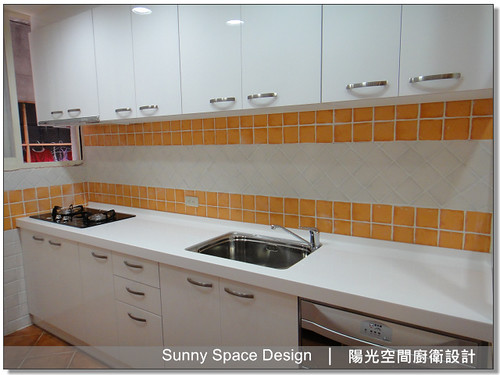 全白水晶門板搭配美式鄉村磚牆