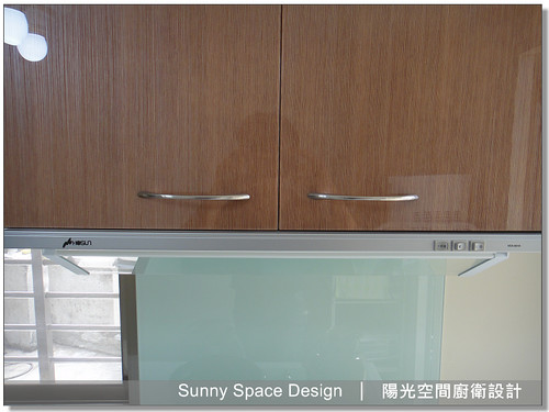 隱藏式排油煙機與烤漆玻璃牆面
