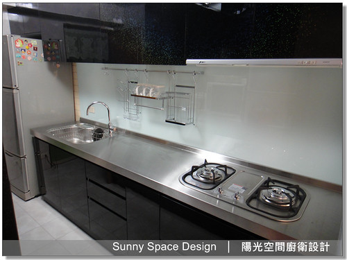 45度斜把手與不銹鋼檯面細節