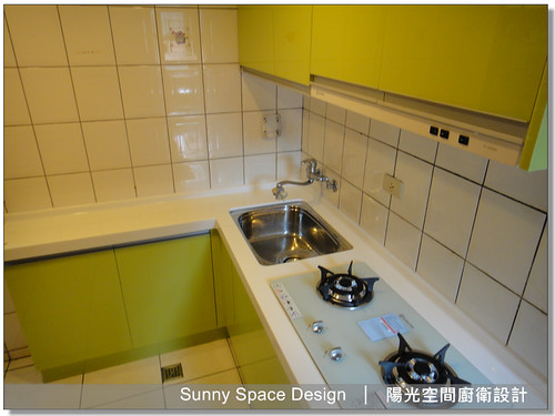 芥末綠水晶門板與 G 型鋁把手細節