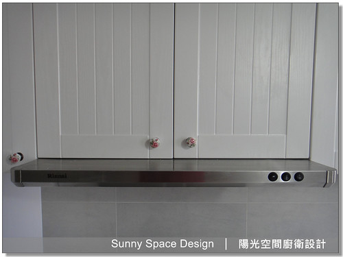 白色 3D 高壓成型門板與小花把手