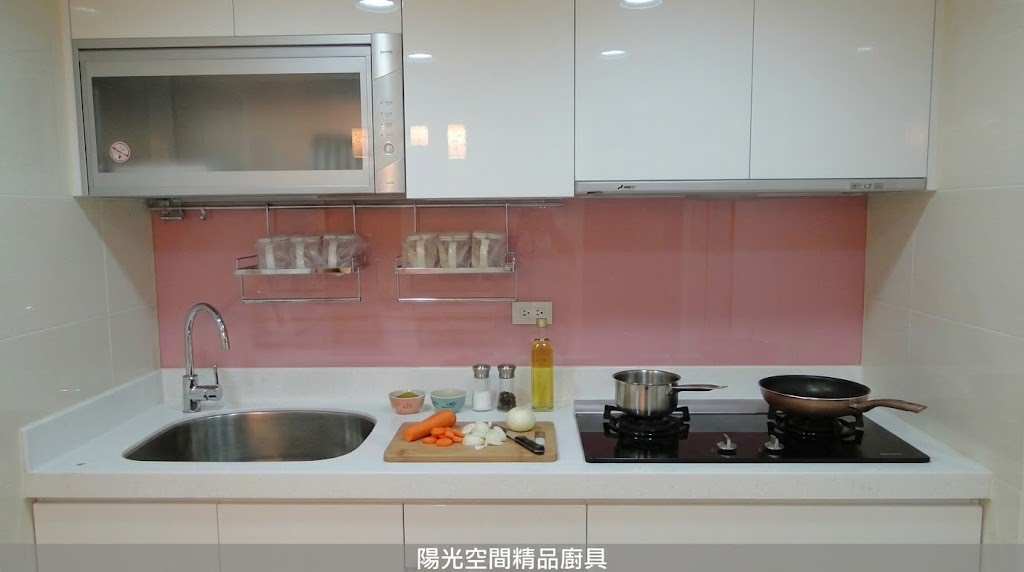 蘆洲光華路白色粉紅系廚房 × 結晶鋼烤門板 × 烤漆玻璃｜陽光空間精品廚具