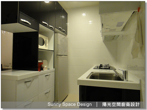 冰箱上櫃與吊櫃黑色門板一致設計