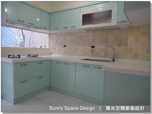 瓦斯爐下方拉籃與收納配置