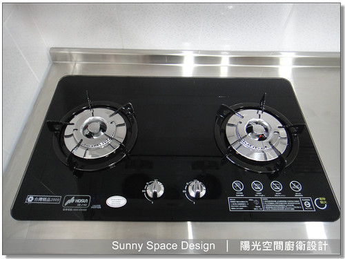 6cm 不銹鋼檯面搭配黑白門板比例