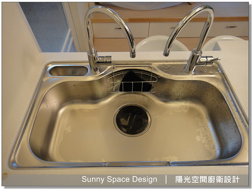 黑白烤漆玻璃牆面防油煙設計