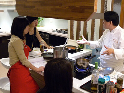 主廚吧檯木紋背板與水晶燈細節