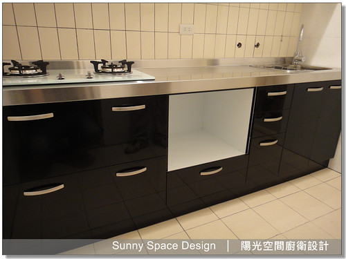 不銹鋼檯面搭配水晶門板細節