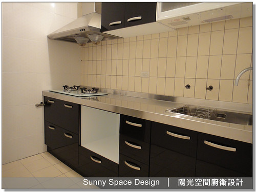 微波爐內嵌於櫃體右側收納配置