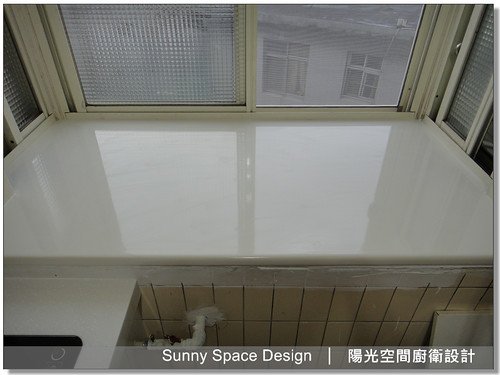 右側爐檯搭配壁式出水配置