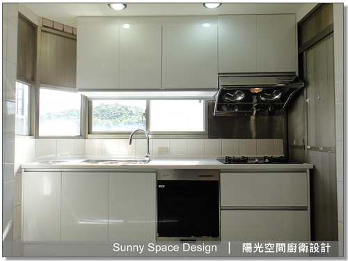 六面結晶鋼烤門板與 G 型鋁把手細節