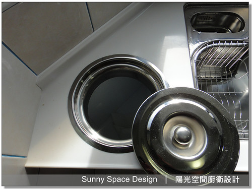 窗邊腰窗與人造石檯面配置