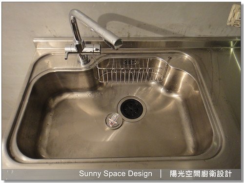 亮橘水晶門板與不鏽鋼檯面