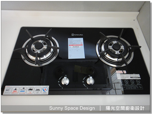 白色水晶門板與隱藏式 G 型把手