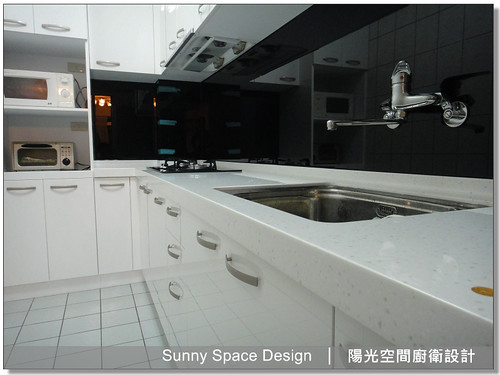 烤漆玻璃背牆與人造石檯面細節