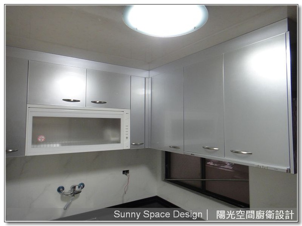 銀色水晶門板光澤與把手設計