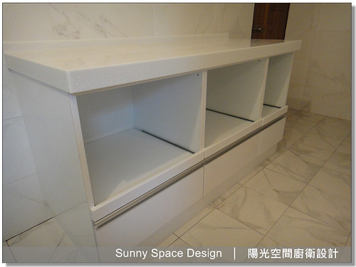 六面結晶鋼烤門板搭配 G 型鋁把手近拍