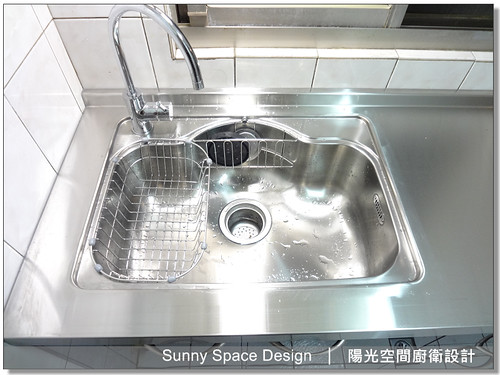 不鏽鋼檯面與黑白水晶門板細節