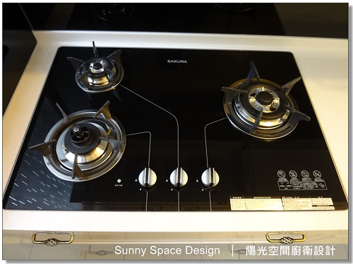 黑色烤漆玻璃背牆塗鴉區