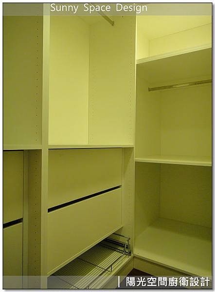 開放式吊掛區與抽屜收納配置