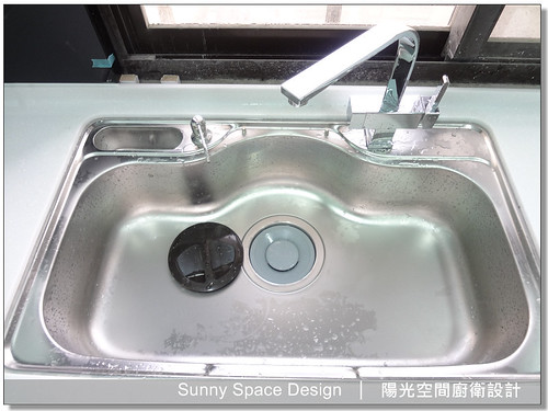 白色烤漆玻璃牆面與 LED 層板燈