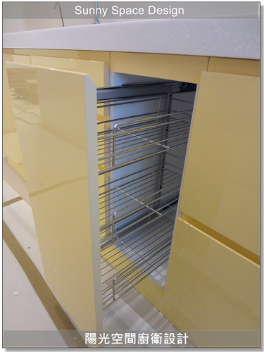 小側拉架瓶罐收納特寫