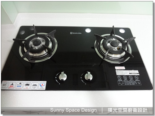 韓國人造石檯面與烤漆玻璃牆面