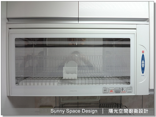 白色六面結晶鋼烤一字型廚房全景