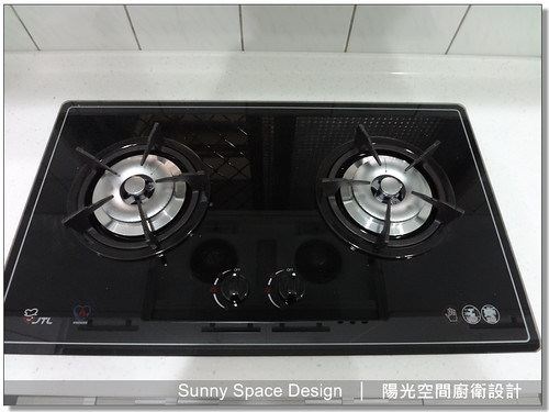 白色韓國人造石檯面與黑色水晶下櫃