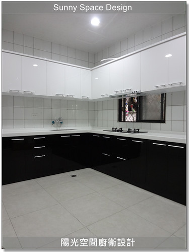 寬敞 L 型收納與大面積料理平台