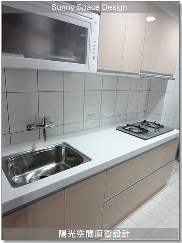 木紋門板與G型把手特寫