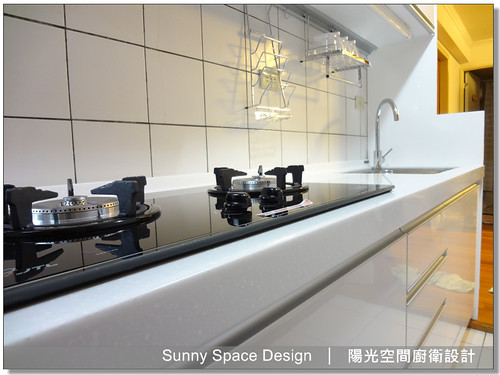 G型鋁把手與結晶鋼烤門板細節