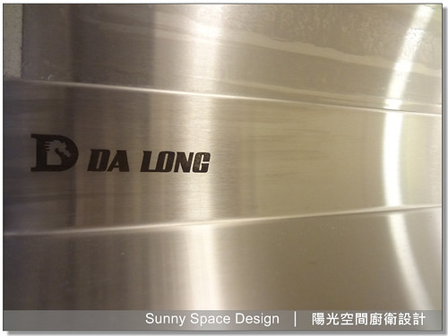 極簡現代風廚房側面視角