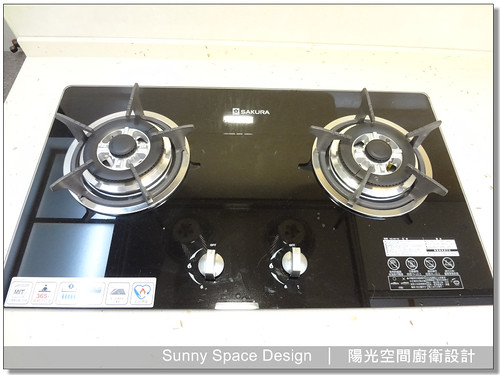 貝爾石英石檯面與木紋門板搭配