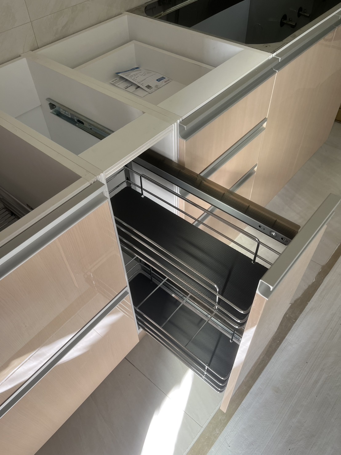 下櫃收納配置木三抽與拉籃