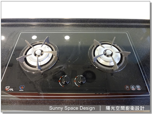 黑金人造石檯面細節與紅色結晶門板