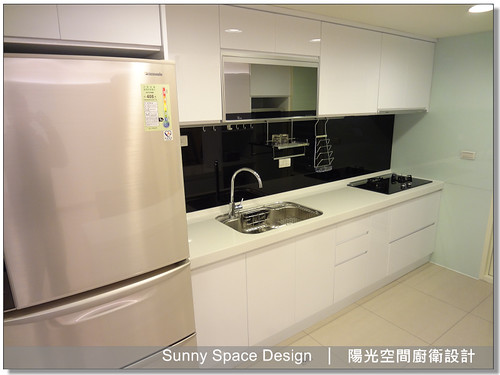 黑白烤漆玻璃跳色主牆細節