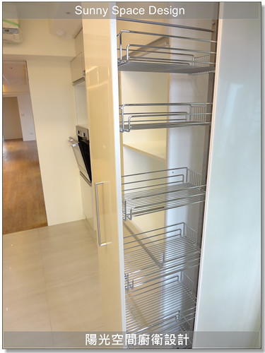 完工後整體明亮乾淨的廚房