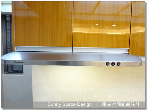 側包落地的小吧檯與小水槽區域