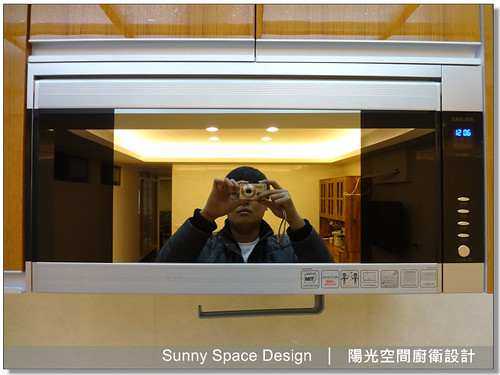 木紋與烤漆玻璃搭配的牆面收納