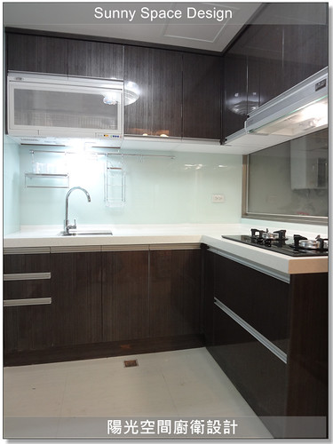 整體完工後溫馨明亮的廚房氛圍