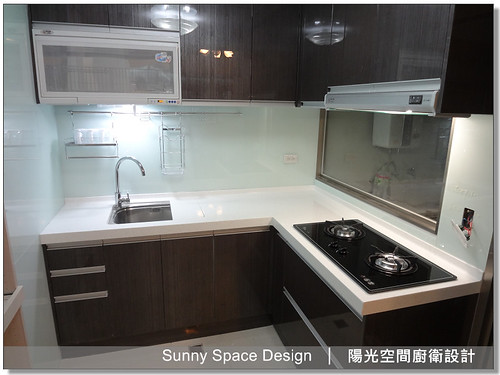 木紋下櫃與 G 型鋁把手細節