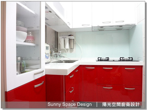 紅色水晶門板與美耐板檯面全景