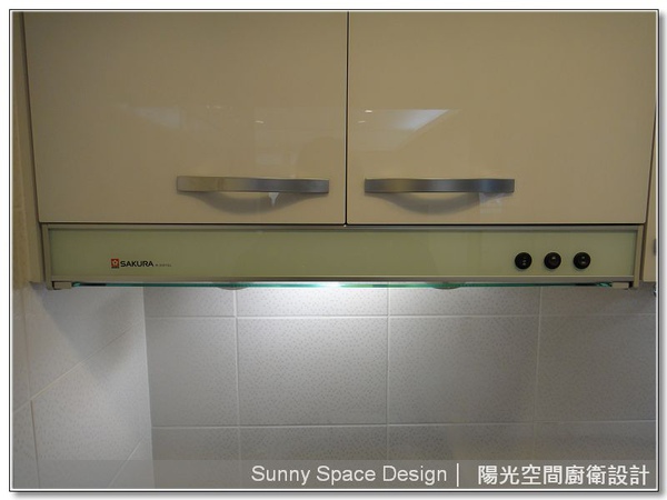 不銹鋼主檯面與人造石吧檯混搭