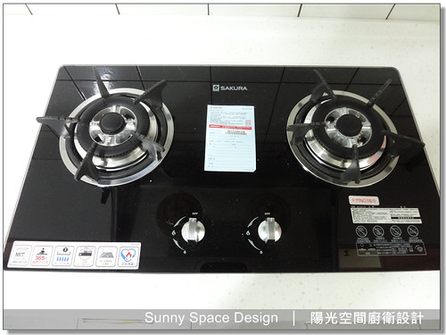 電器平台櫃搭配摺疊美耐板小翅膀的延展檯面示意