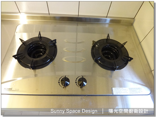 小鵝黃結晶鋼烤與不銹鋼檯面全景