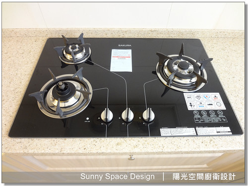櫻花三口玻璃爐與隱藏式油煙機
