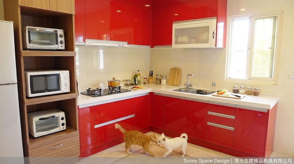 大紅色 L 型廚具全景｜水晶門板 × 櫻花牌三機｜陽光空間精品廚具